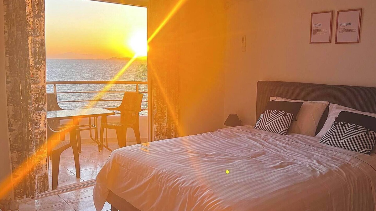 Avlakia Apartment | Seafront studio with terrace