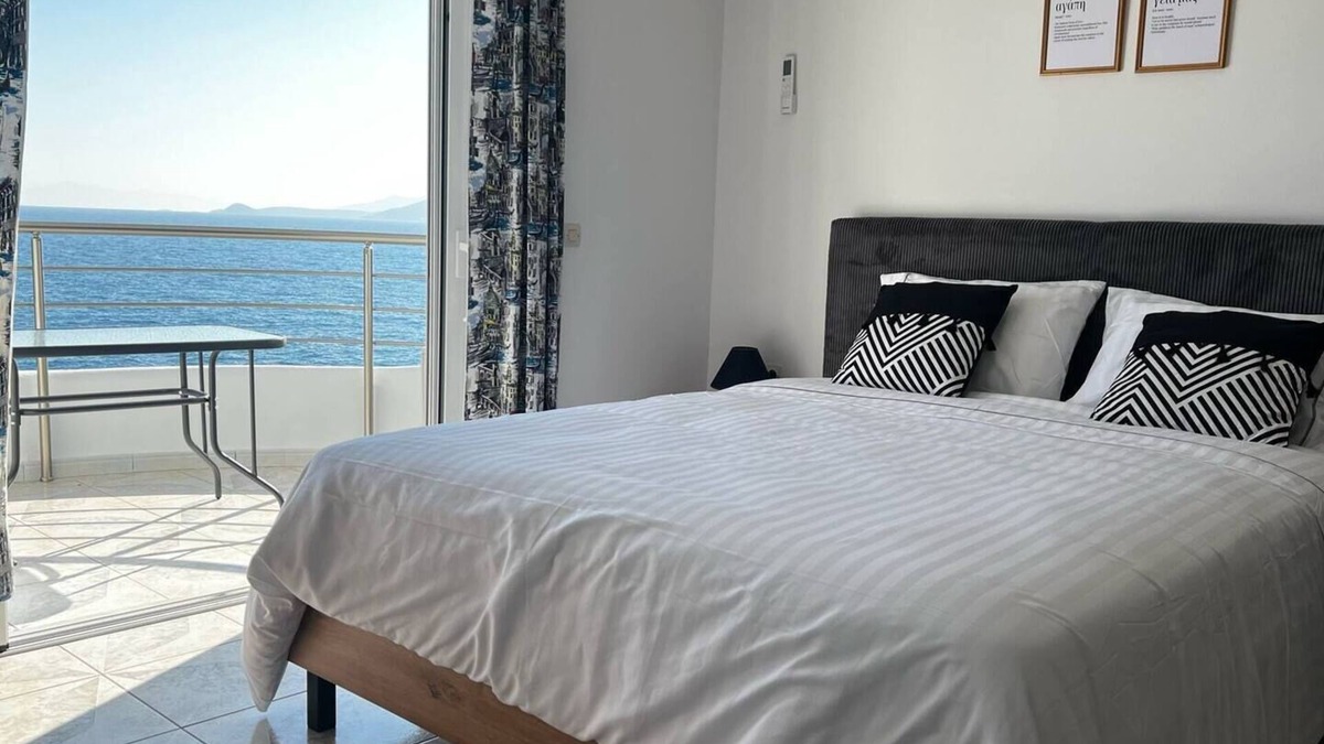 Avlakia Apartment | Seafront studio with terrace