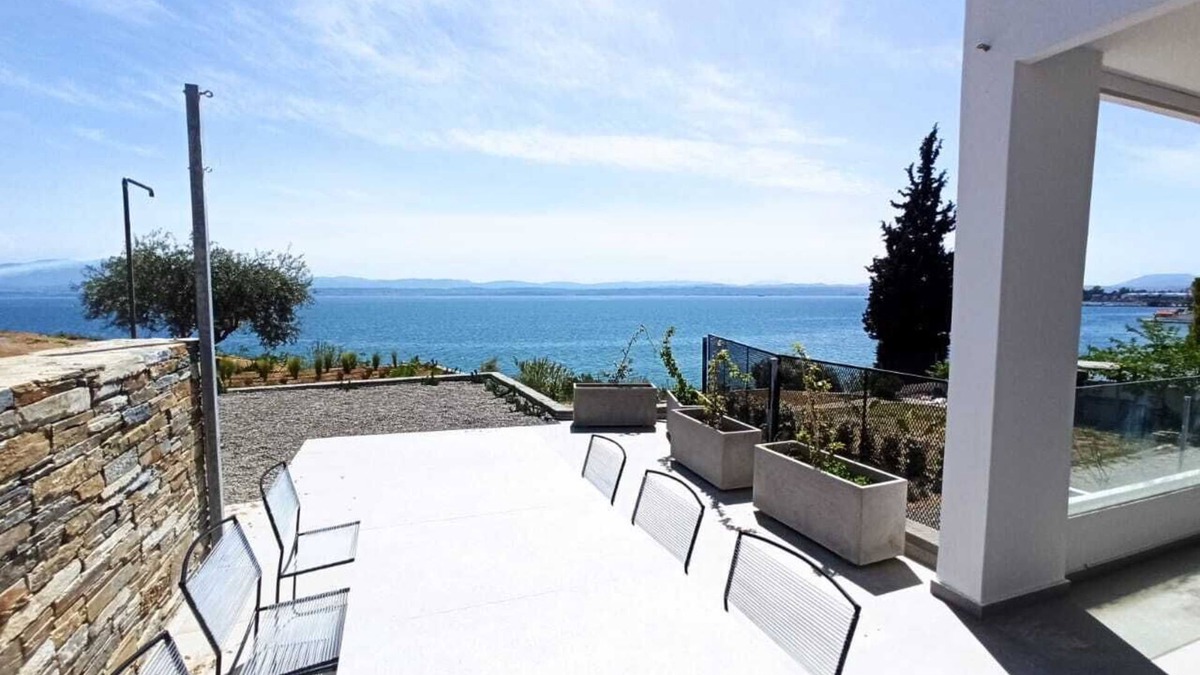 Eretria House | Seafront villa with private beach 1hr from Athens - MBH1