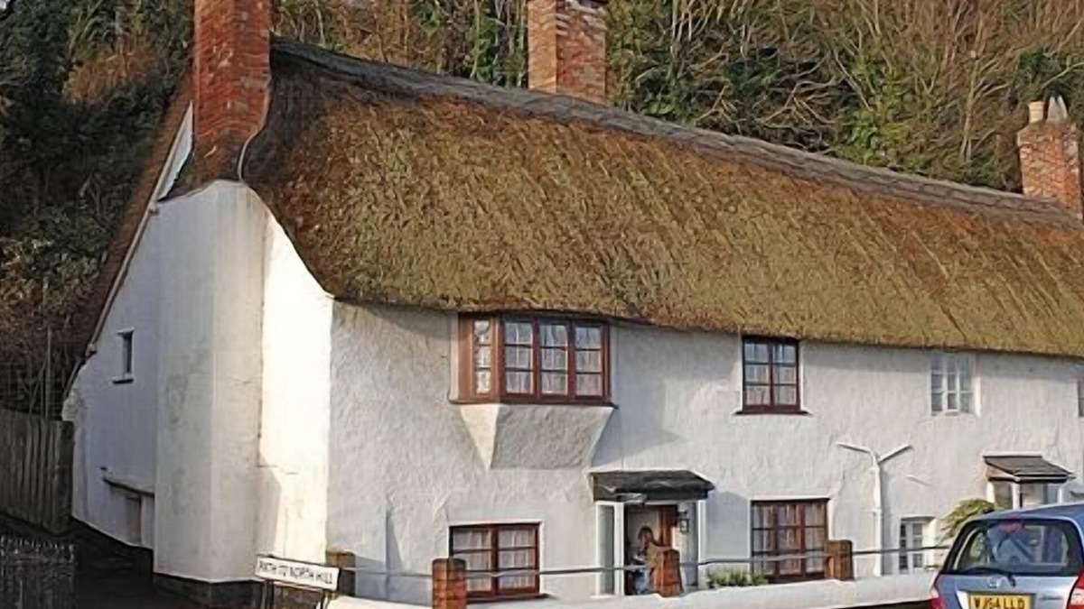 Minehead Cottage | Seagate Cottage, 17C Fisherman's Cottage, opposite beach with beautiful views