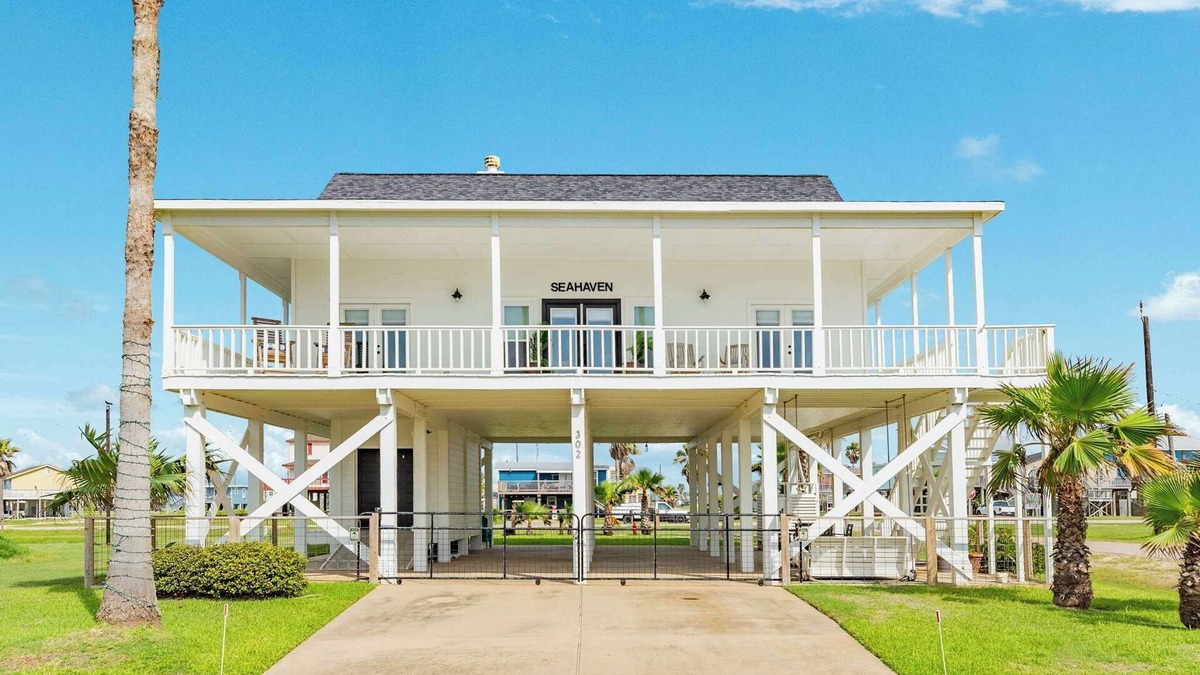 Surfside Beach House | Seahaven - Beach Views - Family Friendly - Fenced