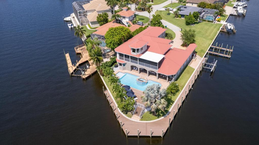 Caloosahatchee House | Seahawk by AvantStay Private Dock 4K SQ FEET w Pool Hot Tub Lookout Tower