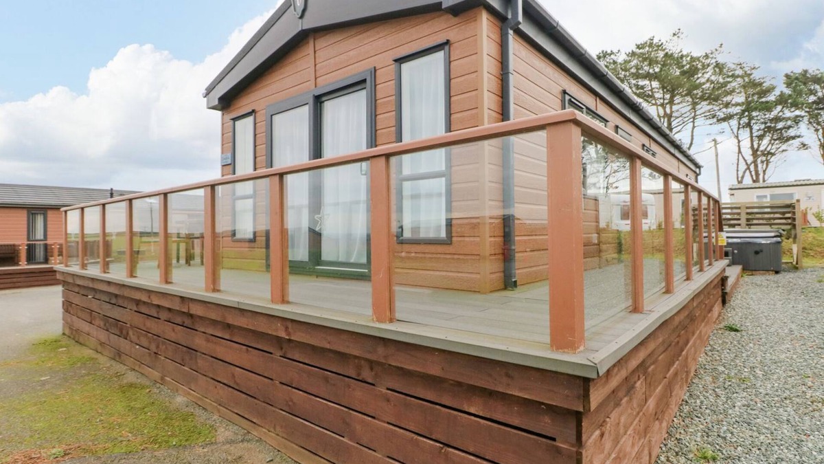 Hasguard Cross Cottage | SEAHORSE RETREAT, family friendly, with hot tub in Broad Haven
