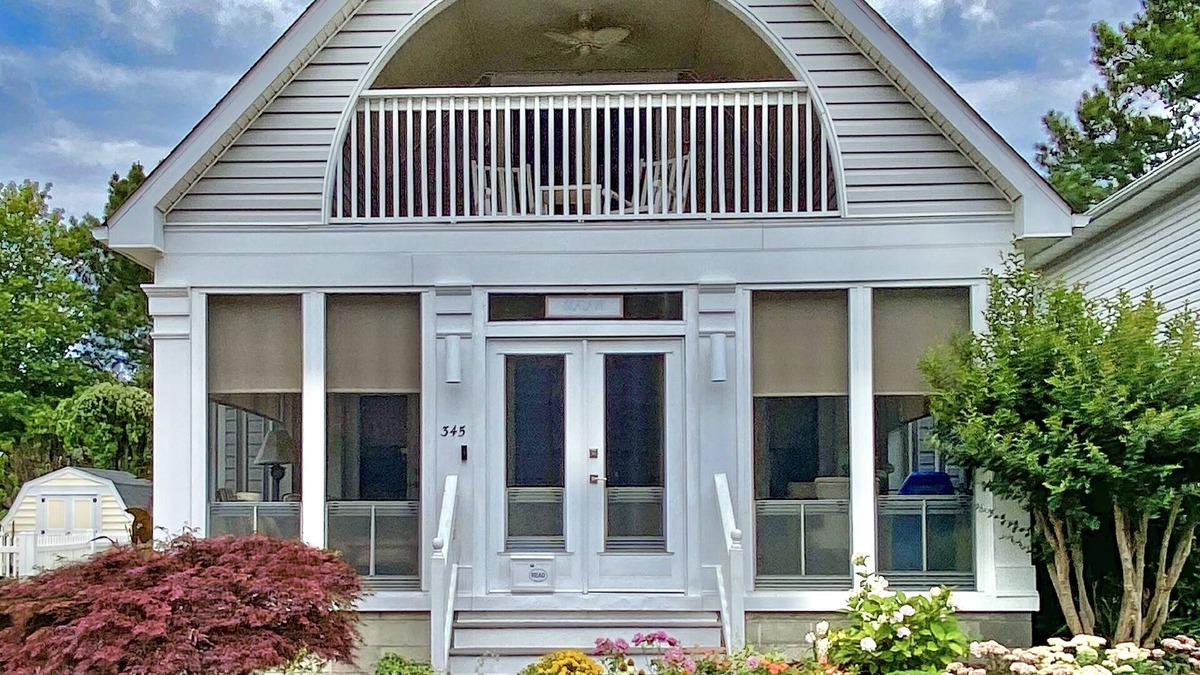 Country Club Estates House | SeaLaVie - In town, Outdoor Shower, WALK to Beach, 3 night stays available!
