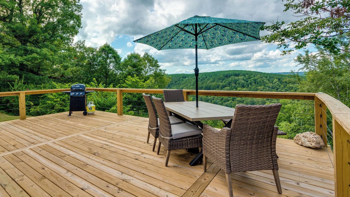 Searcy Cabin | Searcy Vacation Rental w/Deck & Water Views!