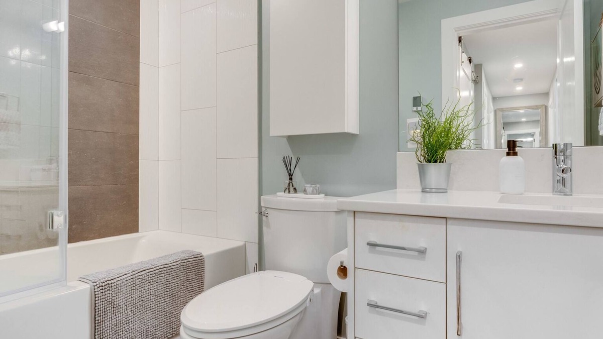 Brentwood Bay Apartment | Seas the Bay Oceanview Suite