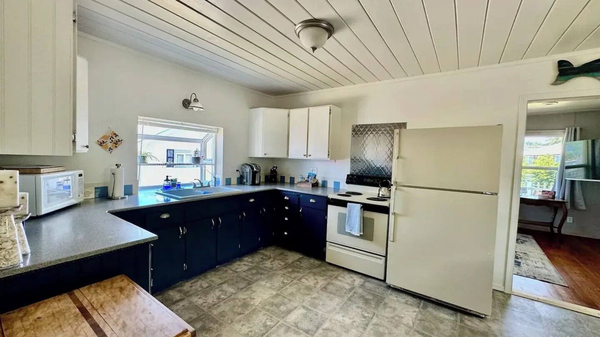 Camano Island House | Seas the Day Cottage on Camano Island. Walks on the beach & beautiful sunsets.