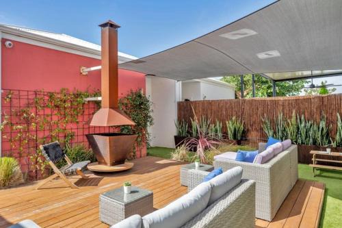 Halls Head House | Seascape Beach House, luxury 3x2, fire pit, enchanted garden, pet friendly, sleeps 8, opp cafe