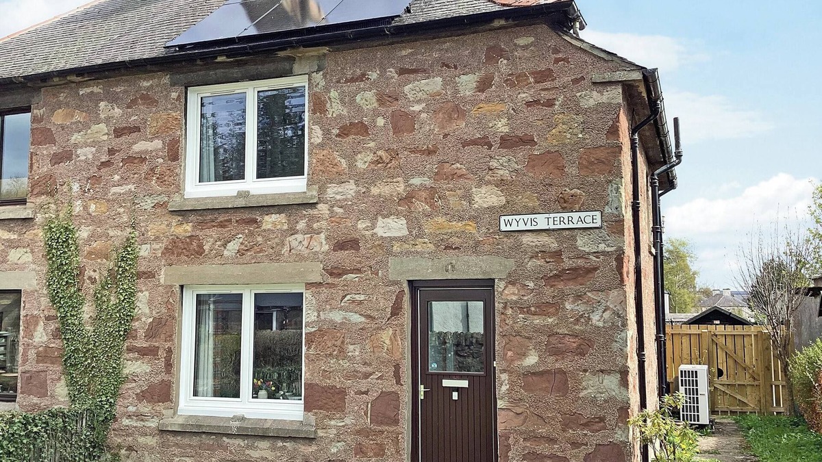 Dingwall Cottage | Seasgair is a cosy property located in Dingwall, close to all local amenities.