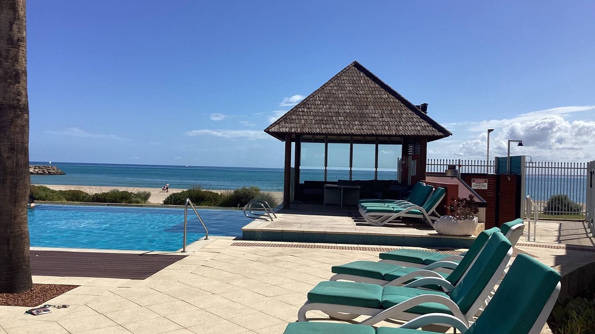 Mandurah Villa | Seashells MandurahnTown Beach Villa with infinity pool, spa and BBQ facilities.