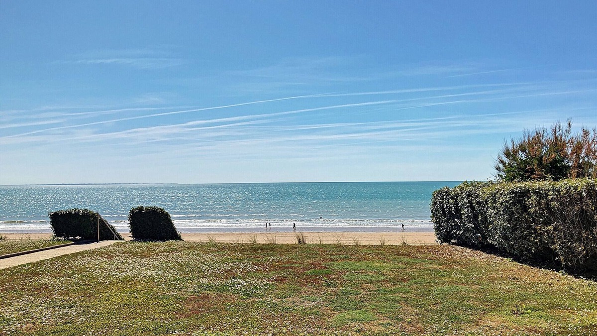 Jullouville Apartment | Seaside apartment with 2 bedrooms and parking
