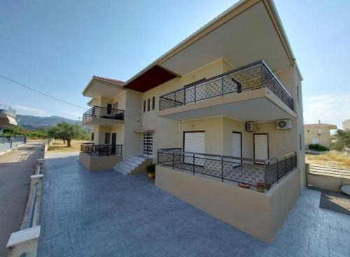 Kato Diminio Apartment | Seaside Apartment with parking in Melissi