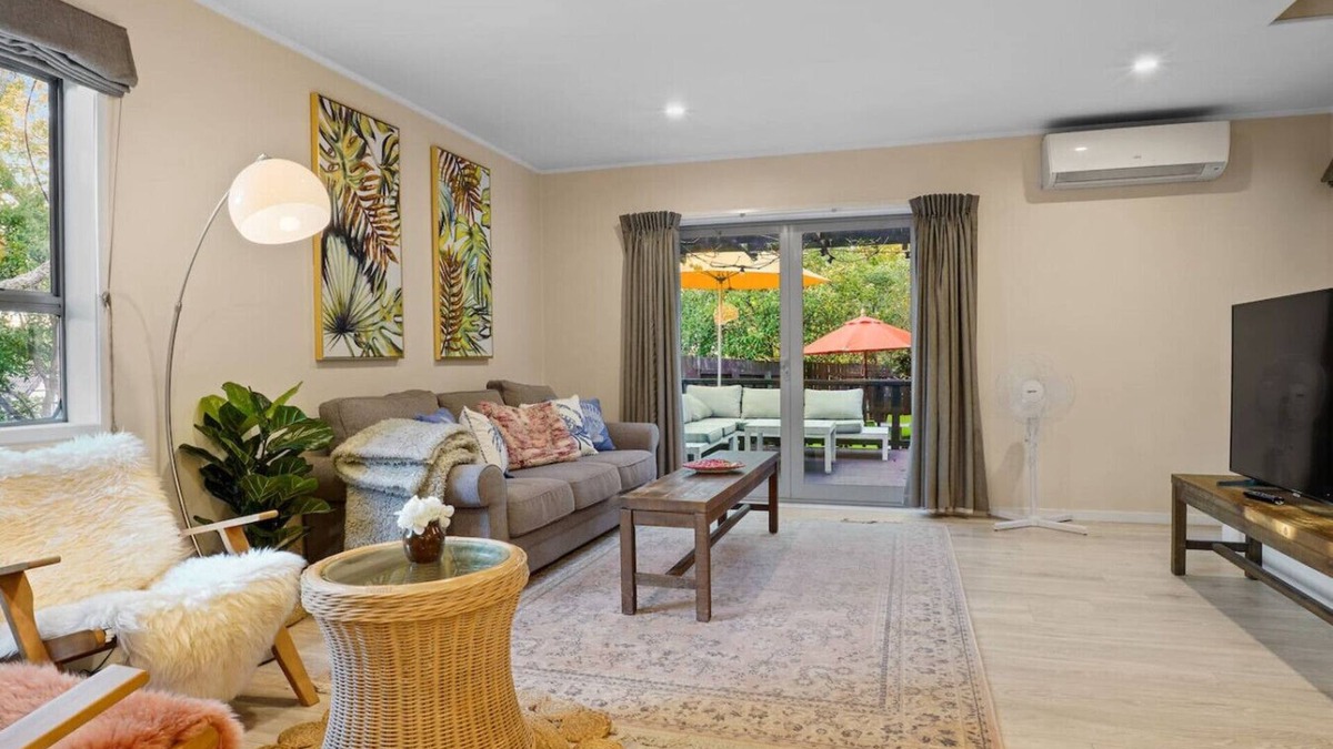 Torbay House | Seaside Bougainvillea Retreat close to Beaches