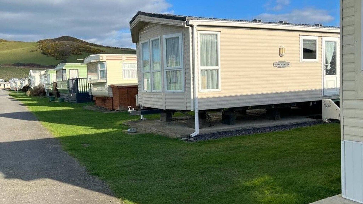 Llanrhystud House | Seaside Bliss for the Family: Spacious Caravan by the Sea, Sleeps 4, Perfect for Kids