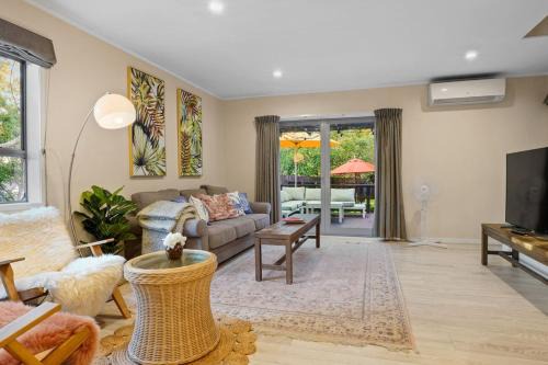 Torbay House | Seaside Bougainvillea Retreat close to Beaches