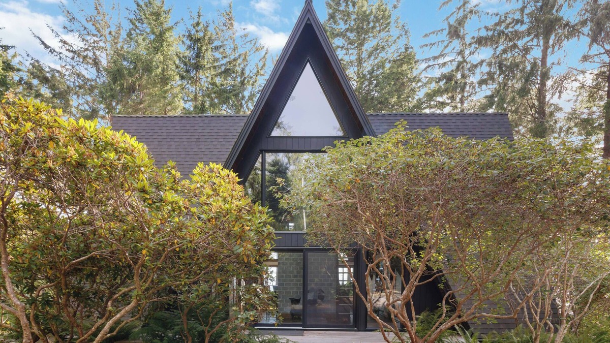 Juan de Fuca Electoral Area Cabin | Seaside Cabin near French Beach Provincial Park