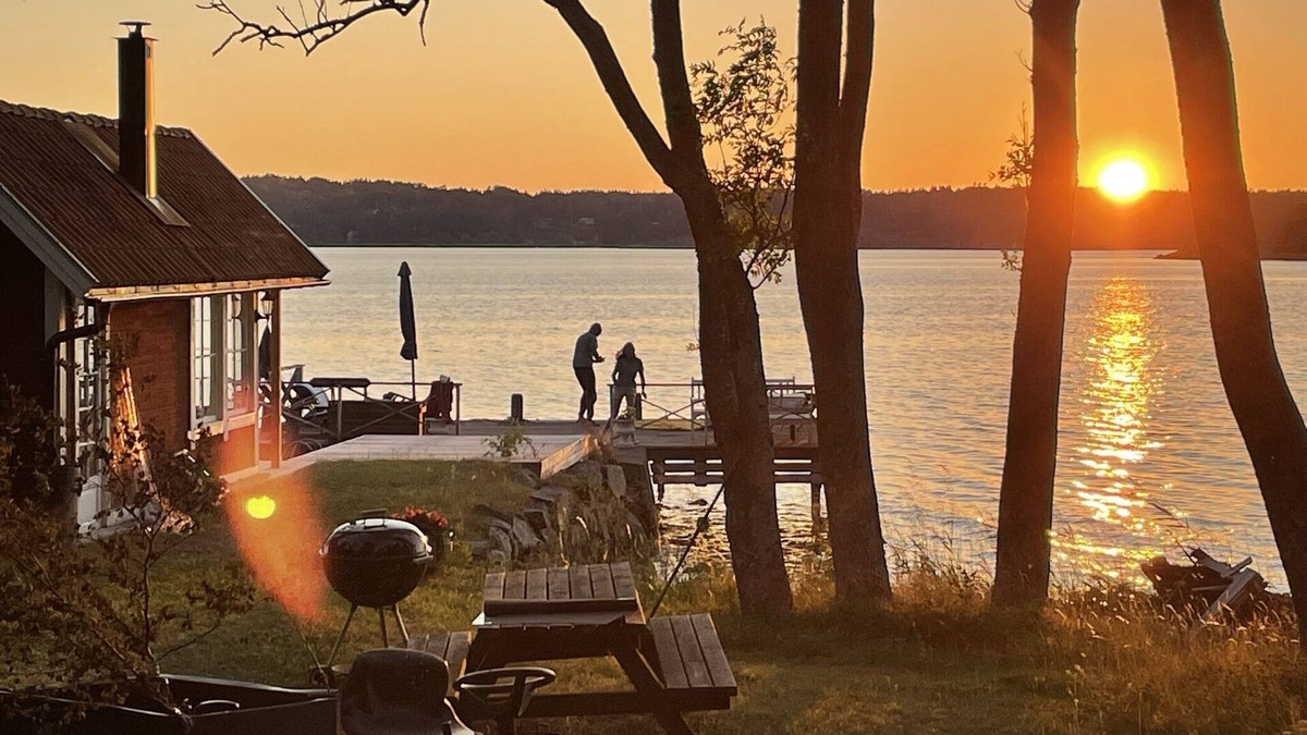 Osteraker Municipality Cottage | Seaside century house with beautiful sunset and big jetty with sauna
