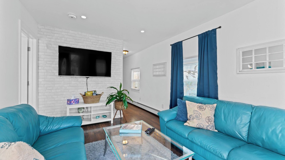 Keansburg Cottage | Seaside Cottage: 1 block to free beach w/NY Skyline. 30min to NYC.