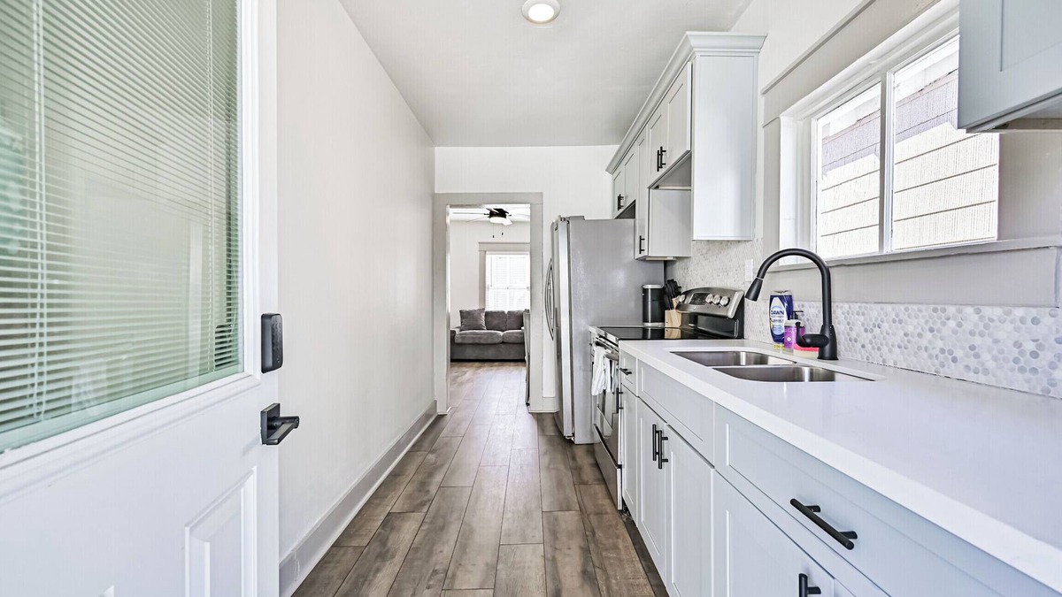 South Houston Cottage | Seaside Cottage-Walk 2 Beach!