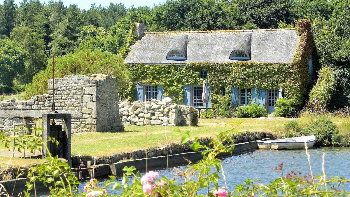 Plouhinec Cottage | Seaside Cottage with a Large Terrace and Garden