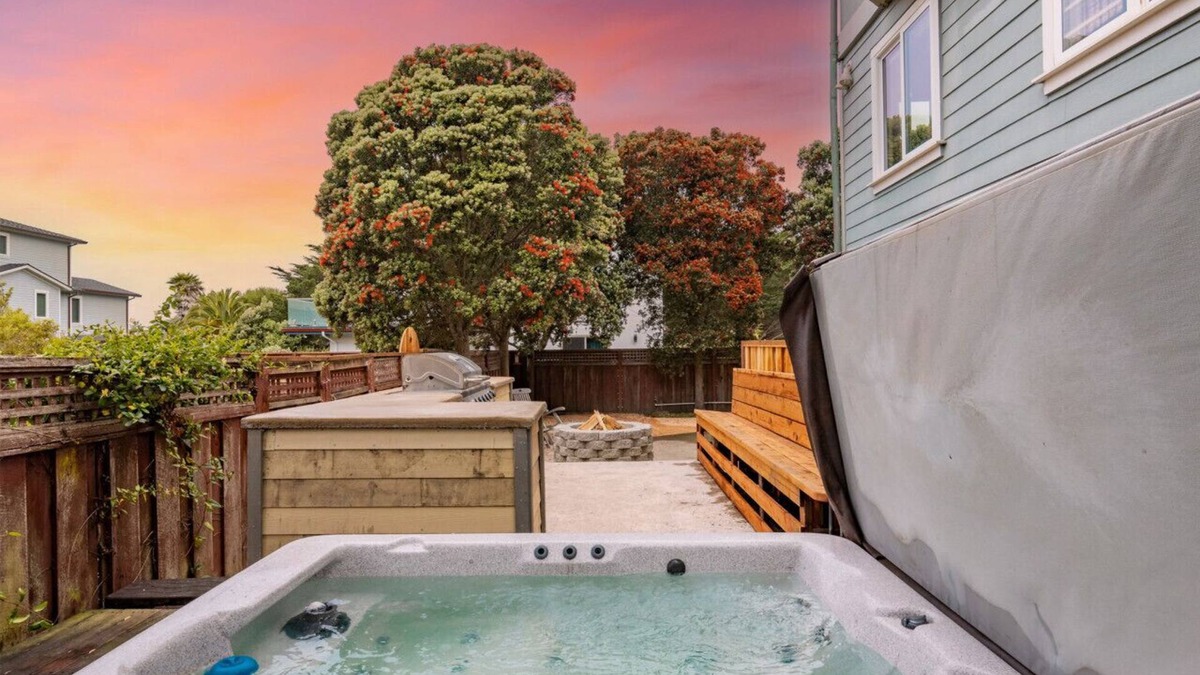 El Granada House | Seaside Escape: 1 block to Beach, Private Hot Tub, Fire Pit & BBQ