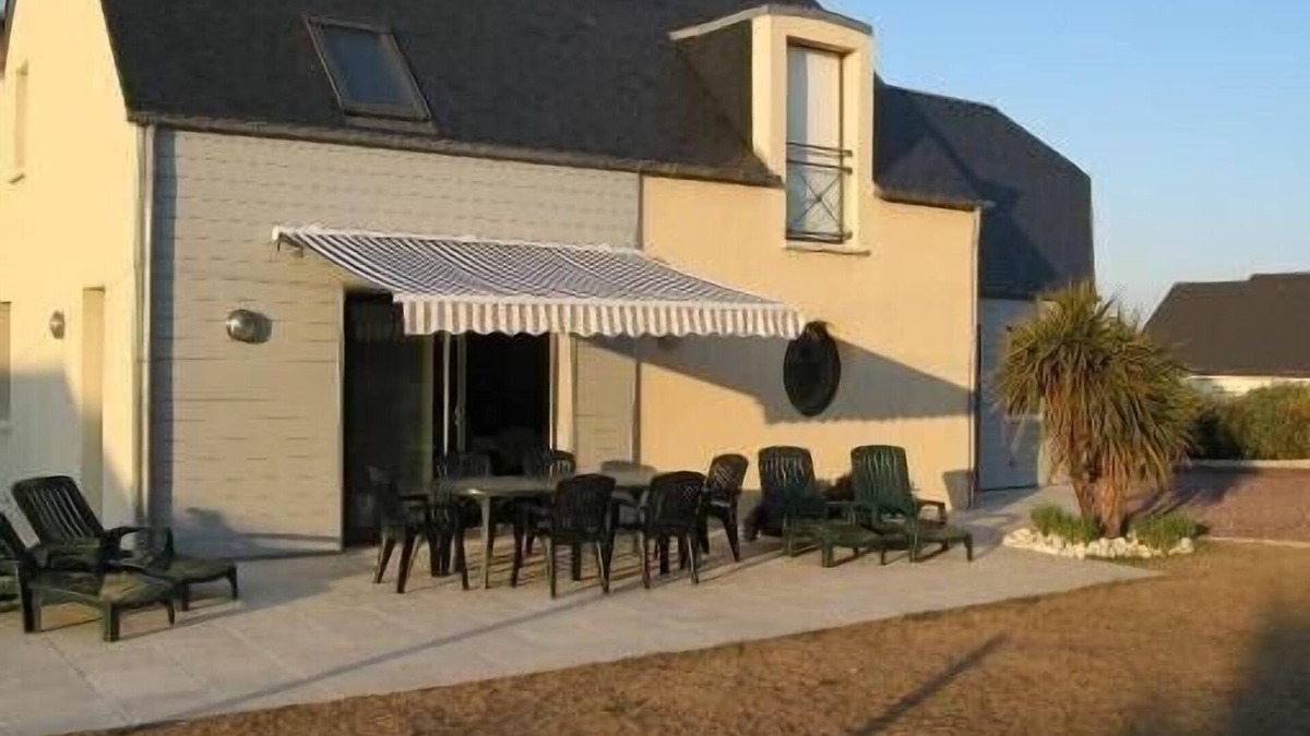 Saint-Jean-de-la-Riviere Villa | Seaside house 8 people, garden, 2 volcanoes and 4 bikes (2 with baby carrier) Internet