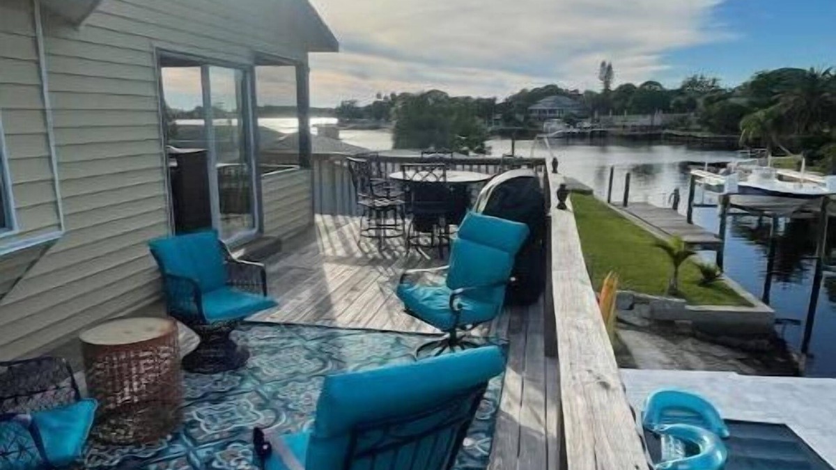 Marthas Vineyard House | “Seaside Gem” 3 Bdrm 2 Bath Pool Home 4.9 STARS!