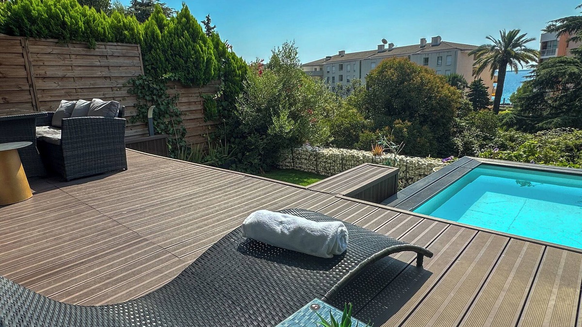 Cannes La Bocca Apartment | Seaside getaway : private pool and few steps from the Beach