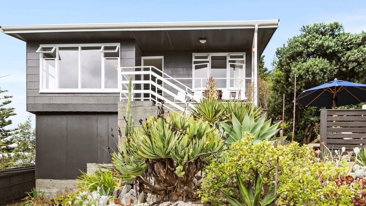 Waikanae Cottage | Seaside House - Waikanae Beach Bach