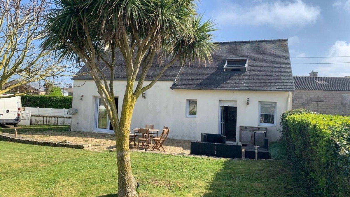Plougoulm House | Seaside house with garden