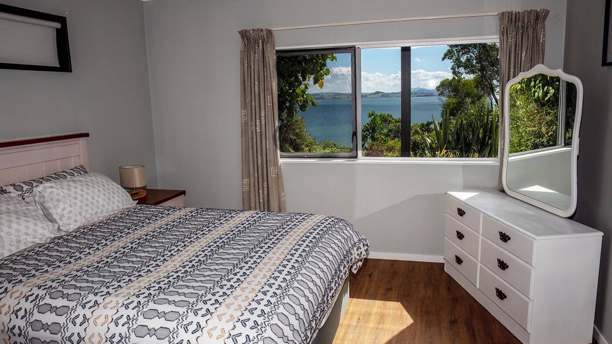 Tamaterau Apartment | Seaside Kiwiana Stay Private Beach Access