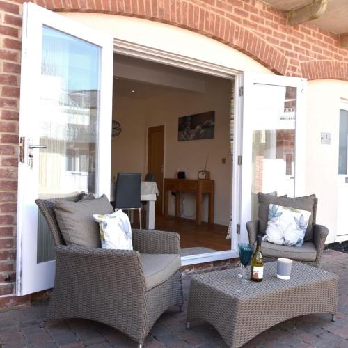 Meads House | Seaside Mews - charming 2-bed cottage close to the sea