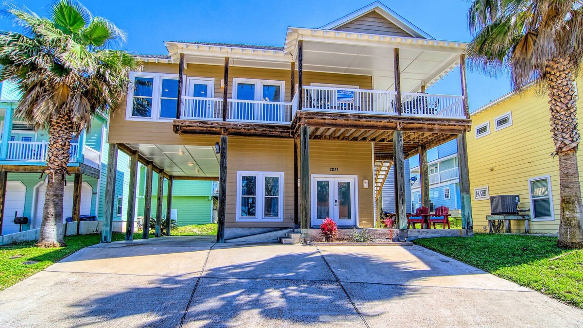 Sand Point House | Seaside Paradise – Upstairs Unit 3BR/2BA – Great deck! Close to beach and pool.