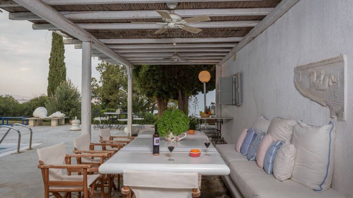 Chalcis House | Seaside Residences near Athens with pool, basket & tennis court