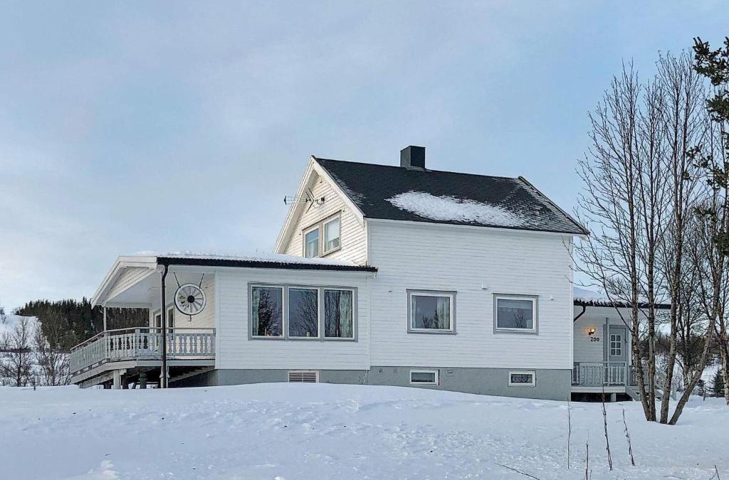 Lyngen House | Seaside Retreat in Lyngen-By Traum