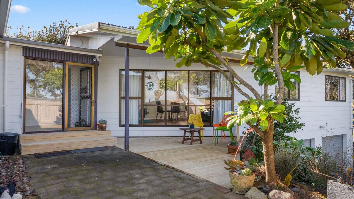 Te Horo Beach House | Seaside Sensation - Te Horo Beach Holiday Home