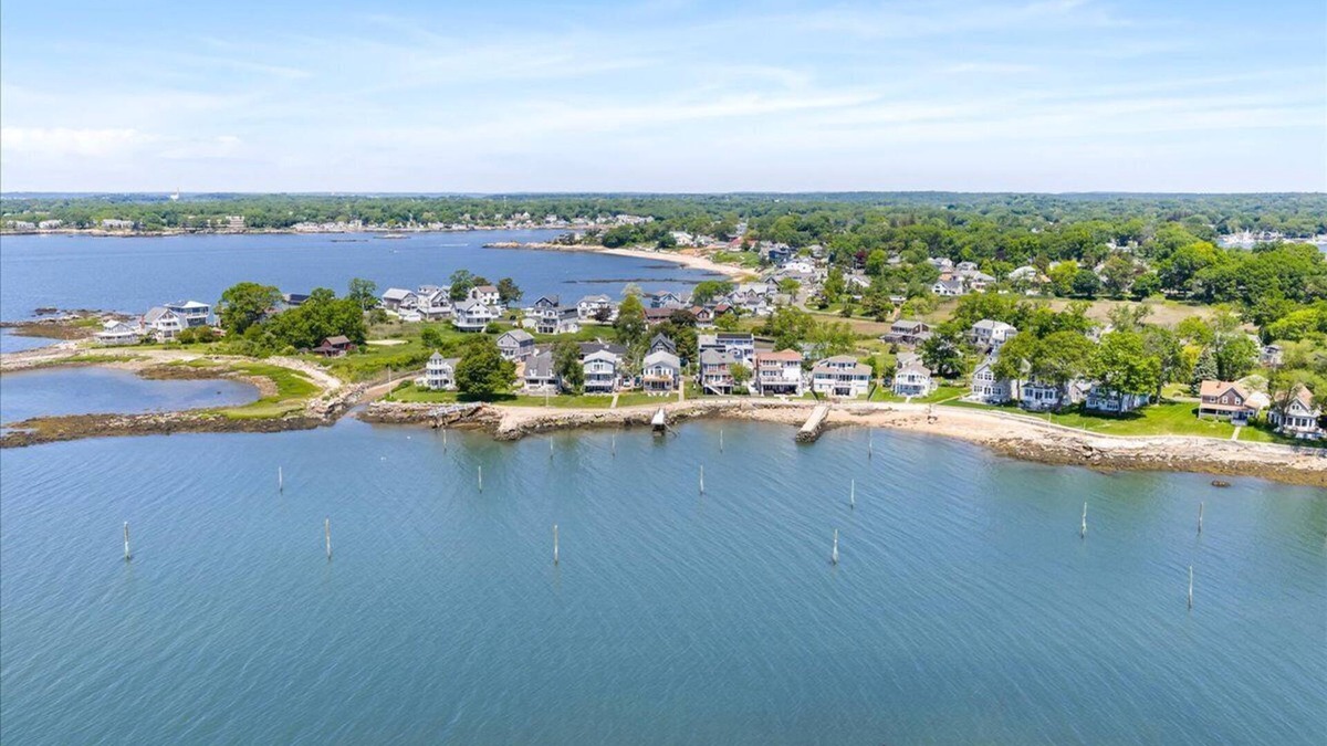 Branford House | Seaside Serenity: 4BR Waterfront Gem in Branford – 5-Star Rated!
