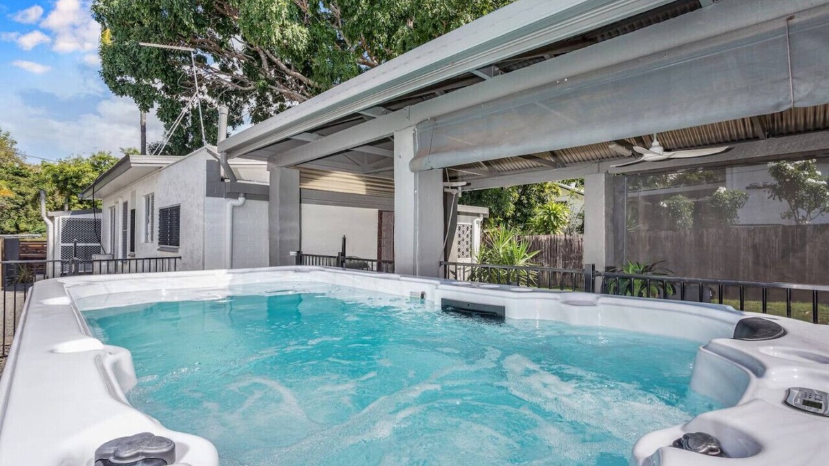 Machans Beach House | Seaside Serenity: Modern Cottage with Spa
