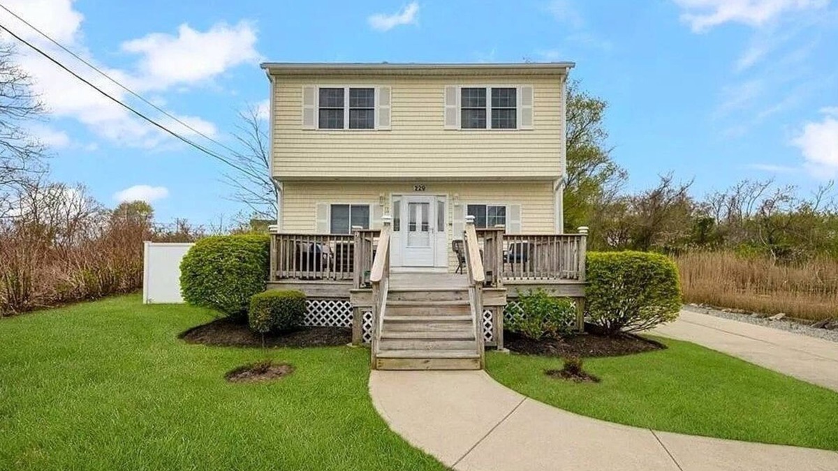 Warwick House | Seaside Serenity - Ocean view bliss near beach