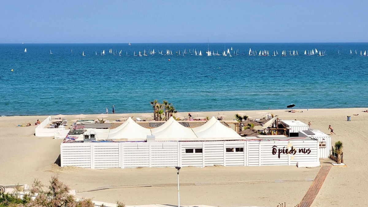Le Grand Large Apartment | Seaside Studio with Terrace and Private Parking - Sleeps 4