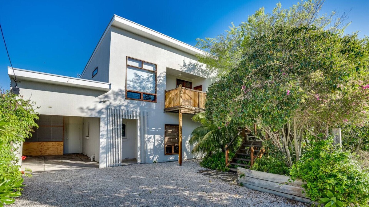 Middleton House | Seaside Timber Retreat – Two Unique Coastal Homes, One Relaxed Getaway