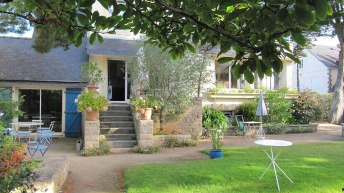 Carnac House | Seaside villa, 100 m from the beach, large garden, 3-star rating