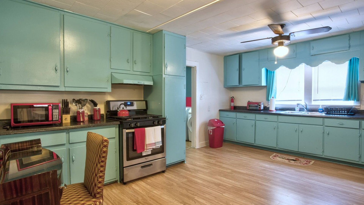 Lithonia House | SEASON DISCOUNT - RENOVATED in Lithonia, sleeps 7, plenty parking