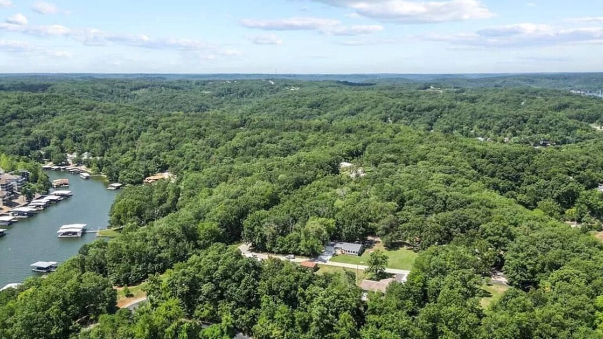 Camdenton House | seasonal lake view it is conveniently located close to Camdenton and surrounding