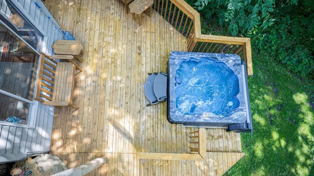 The Galena Territory House | Seasonal Lake Views/HotTub/Movie Room! Cozy! Forest Vibes! Sunroom, Decks, Grill