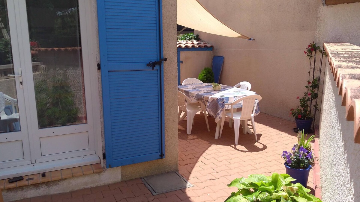 Portiragnes-Plage Villa | Seasonal rental Villa 4 pers a common swimming pool and 5 minutes from the sea.