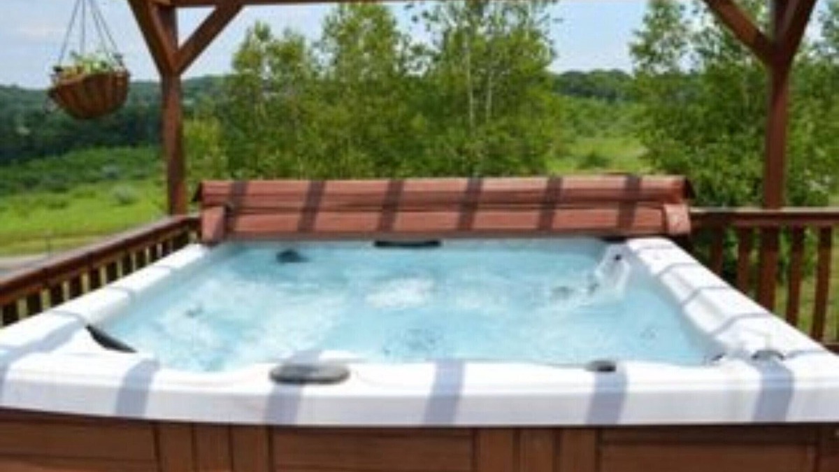 Saylorsburg Apartment | SEASONAL RENTAL.Cozy 3/2 Cabin w/Hot TubnClose to Blue Mountain and Camelback