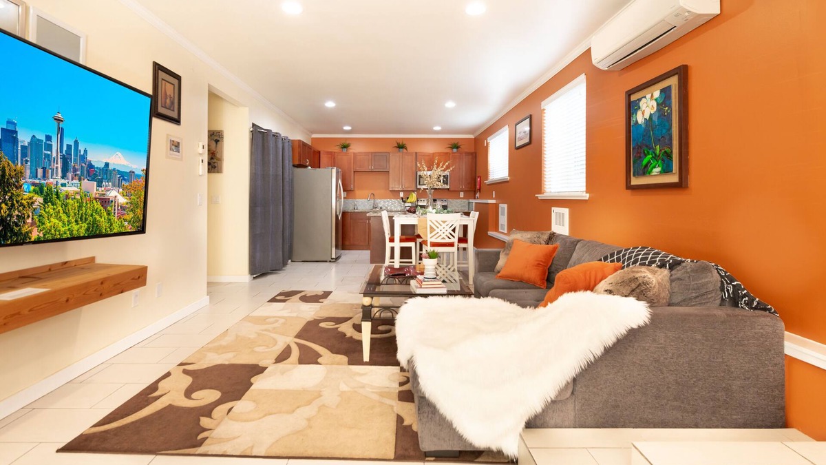 Brighton Apartment | Seattle Guest Suite with Private Yard