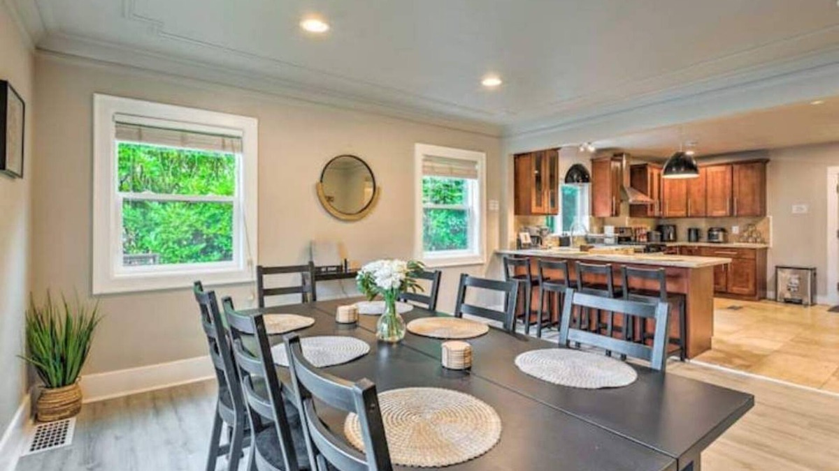 Victory Heights House | Seattle Oasis with a modern touch - Free parking