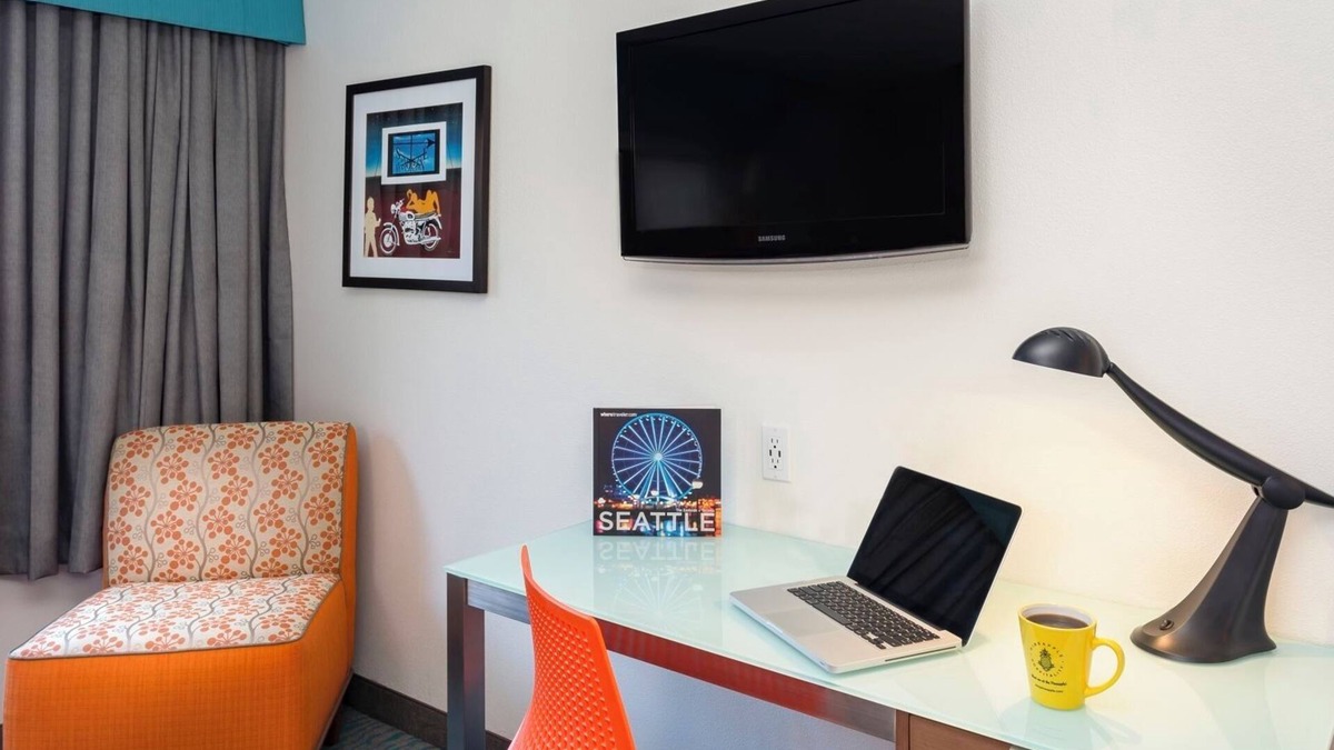 University District Hotel | Seattle Retreat for Perfect for Family Stay | Seasonal Pool Access